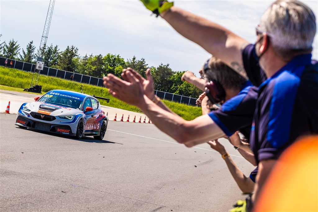 Jan Magnussen og LM Racing var mildest talt i hopla til sæsonpremieren. I denne weekend er den nye Cupra-racer 60 kilo tungere i kraft af TCR Denmarks Competition Weight.